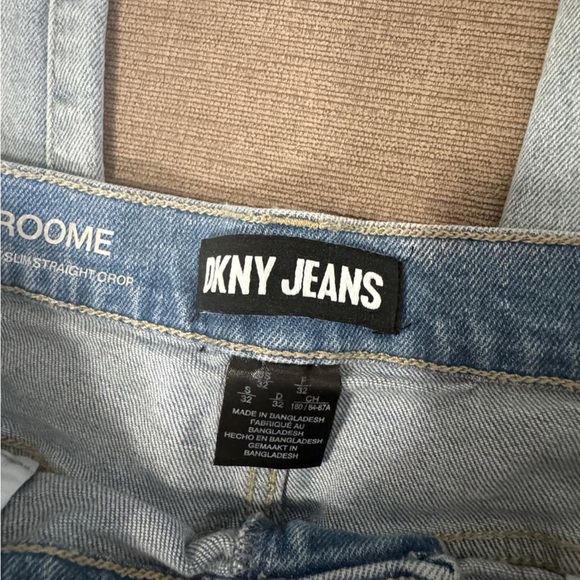 DKNY Broome high-rise straight-leg jeans. Light wash. Size 32. NWOT. - Picture 2 of 8